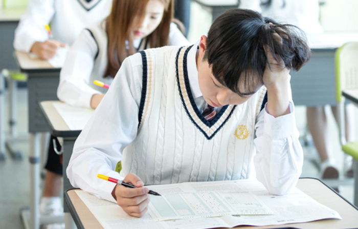 ‘350만원’ 짜리 엄마 명품가방 몰래 훔쳐 ‘여친’에게 가져다 바친 고2 아들