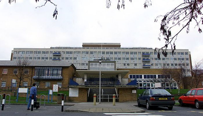 태아 머리 ‘자궁내막’으로 착각해 메스로 ‘갈라’ 죽게 한 의사