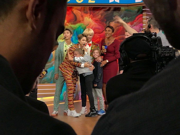 자신 너무 좋아 엉엉 우는 미국 소녀팬 꼭 안아 달래준 ‘방탄’ 지민