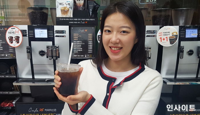 ‘종이빨대’와 ‘민무늬 아이스컵’ 도입해 환경보호 앞장선  GS리테일