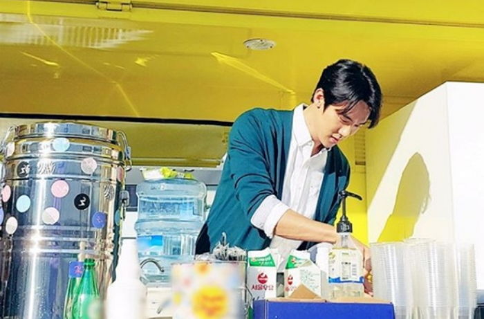 ‘응사’ 인연으로 6년째 우정 이어온 ‘절친’ 손호준과 커피 나눔 봉사한 유연석