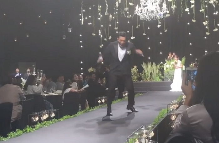 결혼식 도중 역동적인 ‘격투기 기술’ 선보이며 행진한 ‘새신랑’ 김동현