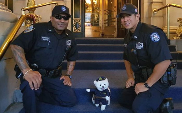 “사진 한 장만 찍어주세요” 엄근진 뉴욕 경찰마저 사르르 녹여버린 ‘세젤귀’ 달리