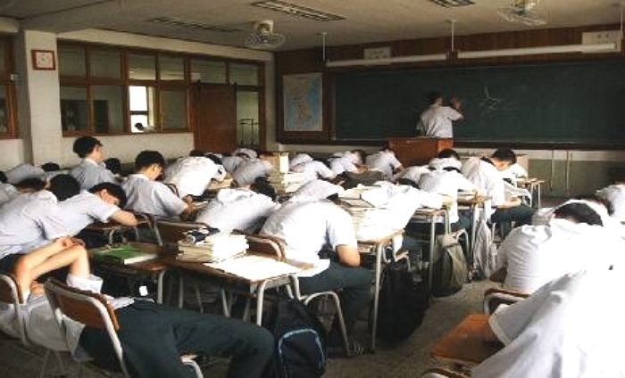 10시간 ‘꿀잠’ 자고 학교가도 수업만 시작하면 침흘리며 자는 ‘과학적’ 이유