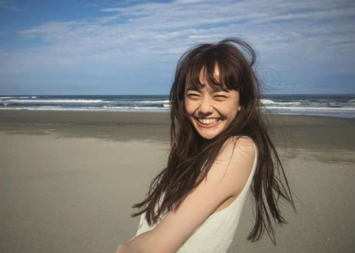 여리여리한 몸과 ‘코 찡긋’ 눈웃음으로 ‘국민 첫사랑’ 등극한 일본 여배우