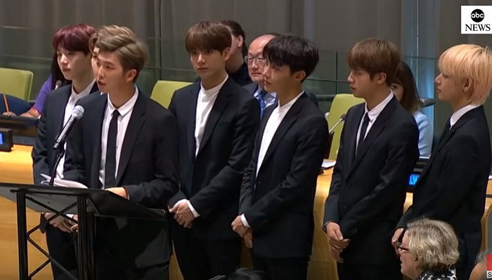 방탄소년단 UN 연설 소식에 ‘섹드립’ 치며 가수·팬 모두 ‘조롱’한 ABC 뉴스 앵커