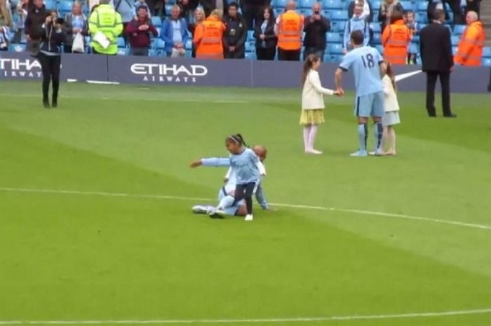 도망치는 딸 보고 ‘직업병’ 발동해 슈퍼 태클 시전 한 ‘월클’ 수비수