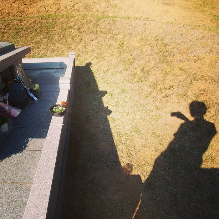 “너 좋아하던 곰탕 사 왔어”···故김주혁 생일 맞아 산소 찾아간 절친 한정수