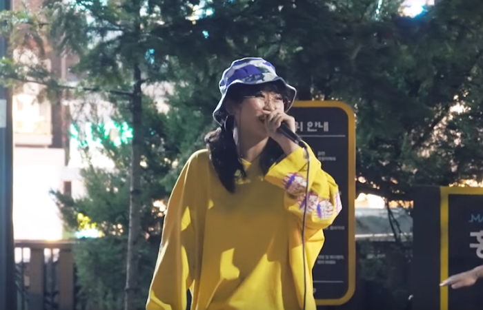 홍대서 깜짝 ‘버스킹’ 공연 한 ‘랩신랩왕’ 초등학교 선생님