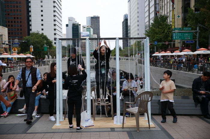 날씨 전하는 기자 뒤에서 화려한 몸짓으로 ‘현실판 라라랜드’ 찍은 청계천 커플