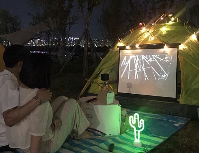 가을바람 살랑대는 요즘 한강가면 볼 수 있는 로맨틱한 ‘텐트 영화관’ 풍경