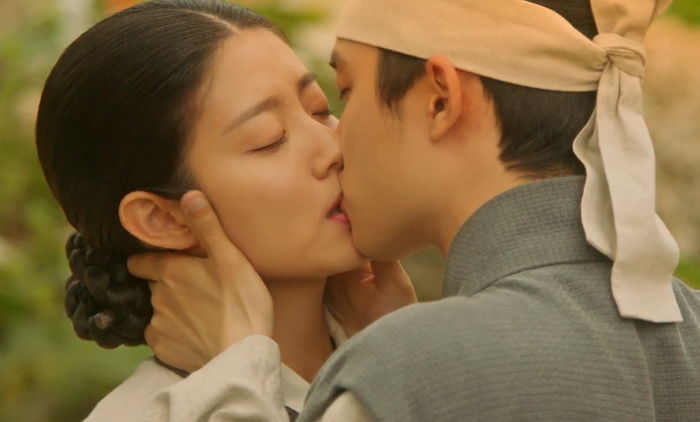 비 오는 날 물레방앗간 안에서 남지현에 달달 백허그하는 ‘낭군님’ 도경수