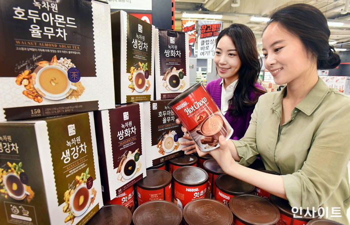 “핫초코 한잔 드세요”…환절기 겨냥 대용량 분말차 출시한 홈플러스