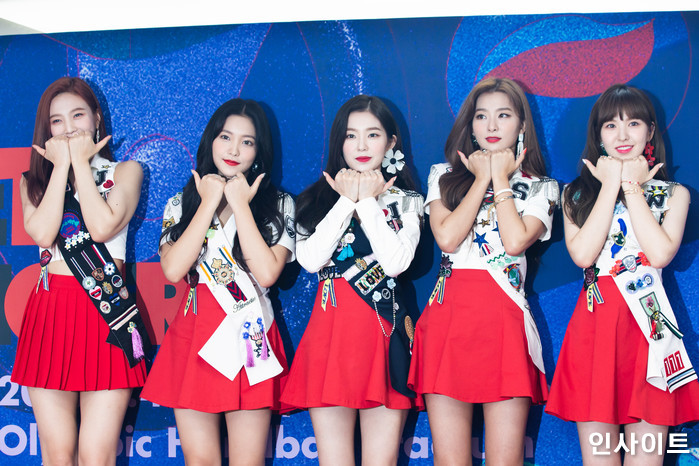 레드벨벳이 5일 오후 서울 방이동 올림픽공원 핸드볼경기장에서 열린 단독콘서트 'REDMARE(레드메어)' 기자회견에 참석해 포즈를 취하고 있다. / 사진=고대현 기자 daehyun@