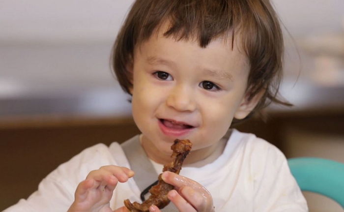 생애 처음으로 ‘매운 닭발’ 맛보고 오열(?)한 ‘슈돌’ 윌리엄