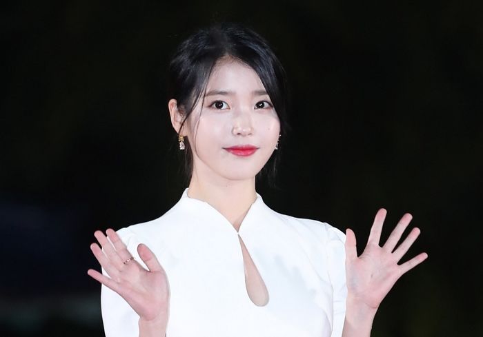 ‘순백의 드레스’ 입고 ‘여신미’ 뽐내는 아이유