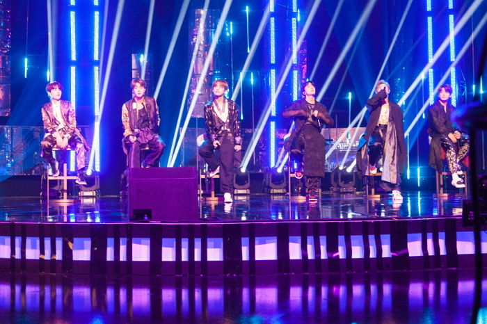 아파서 못 나온 지민 ‘대형 사진’ 걸어 놓고 사진 찍은 ‘의리’의 방탄소년단