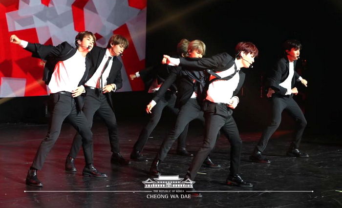 문 대통령 위해서 ‘애드립’으로 안무 변경한 ‘센스甲’ 방탄 지민