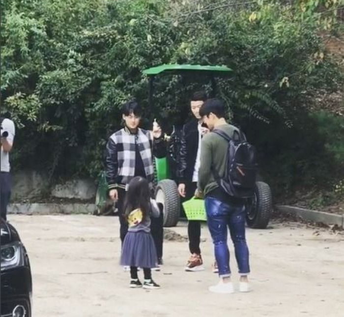 ‘인형’같은 나은이 보고 ‘오빠 미소’ 짓는 이승우·황희찬