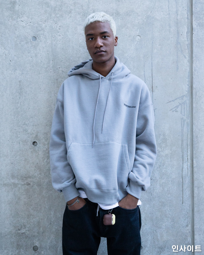 ‘은발’로 염색하고 신비로운 포스 풍기는 ‘흑인 혼혈 모델’ 한현민