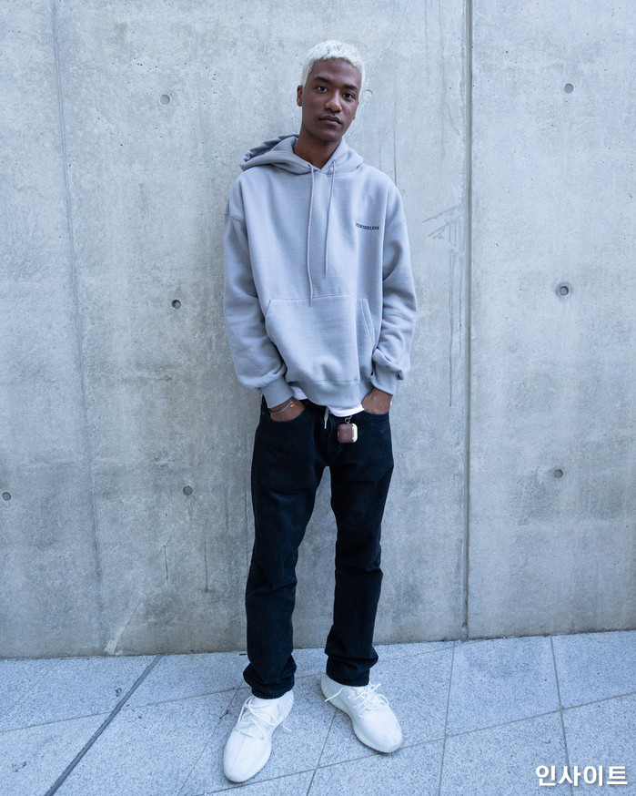 모델 한현민이 18일 오후 서울 중구 동대문디자인플라자(DDP)에서 열린 '2019 S/S 헤라서울패션위크’에 참석해 포즈를 취하고 있다. / 사진=고대현 기자 daehyun@