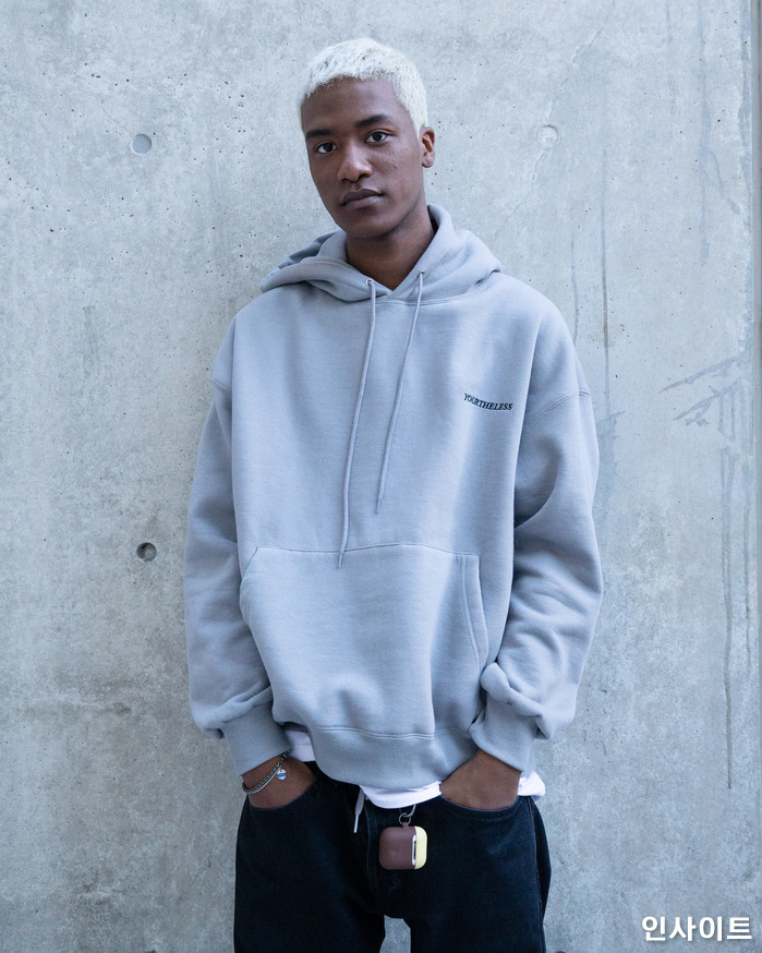 모델 한현민이 18일 오후 서울 중구 동대문디자인플라자(DDP)에서 열린 '2019 S/S 헤라서울패션위크’에 참석해 포즈를 취하고 있다. / 사진=고대현 기자 daehyun@