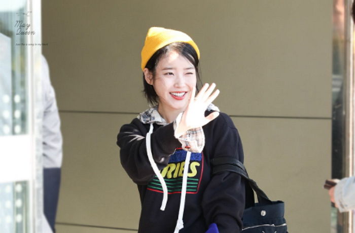 공항에서 자기 기다려준 중국 팬들에게 한국 간식 ‘역조공’한 아이유