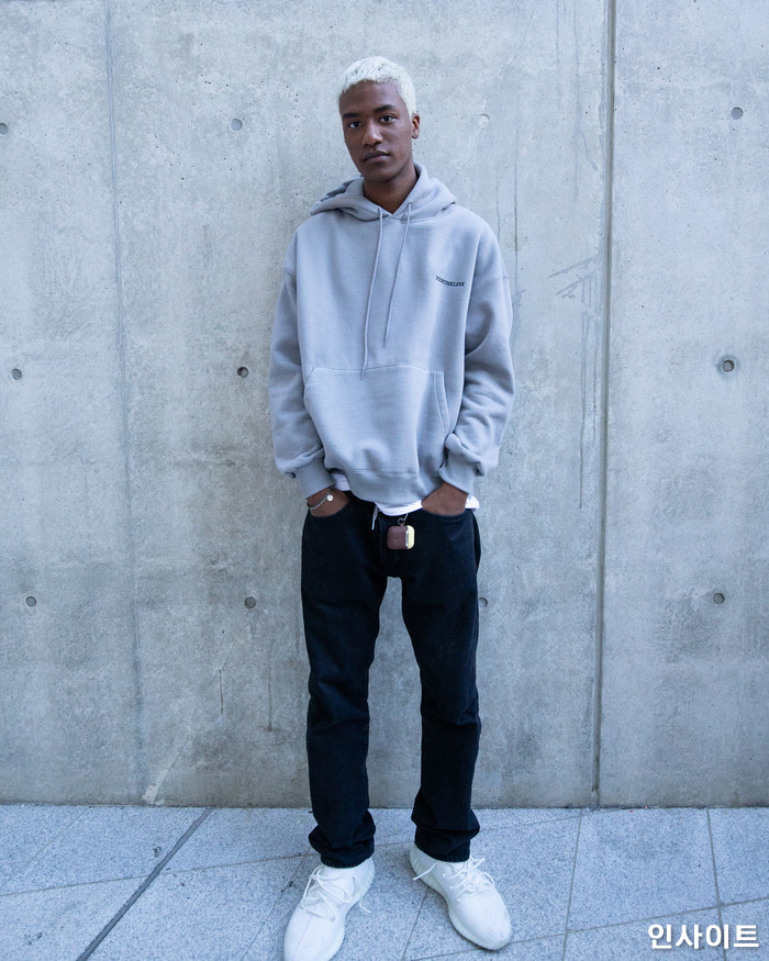 모델 한현민이 18일 오후 서울 중구 동대문디자인플라자(DDP)에서 열린 '2019 S/S 헤라서울패션위크’에 참석해 포즈를 취하고 있다. / 사진=고대현 기자 daehyun@