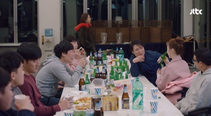 스태프들한테 성희롱 당하는 류화영 구해주는 ‘뷰사’ 걸크러시 서현진