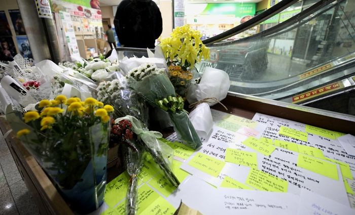 ‘국화꽃다발’ 이어 진심 담은 ‘편지’로 강서 PC방 피해자 추모하는 시민들