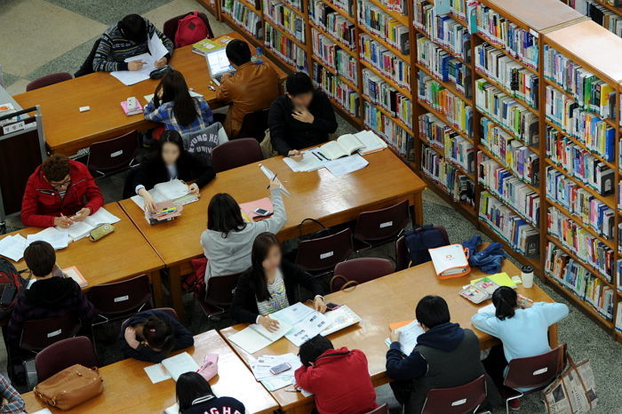 대학생들 사이에서 폭풍 공감 얻는 ‘대학생 vs 초등학생’ 공부시간 차이