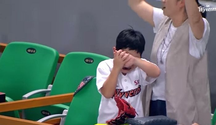 ‘동점 홈런’ 터지자 폭풍 눈물 흘리고 SK 와이번스 경기 시구하는 꼬마팬