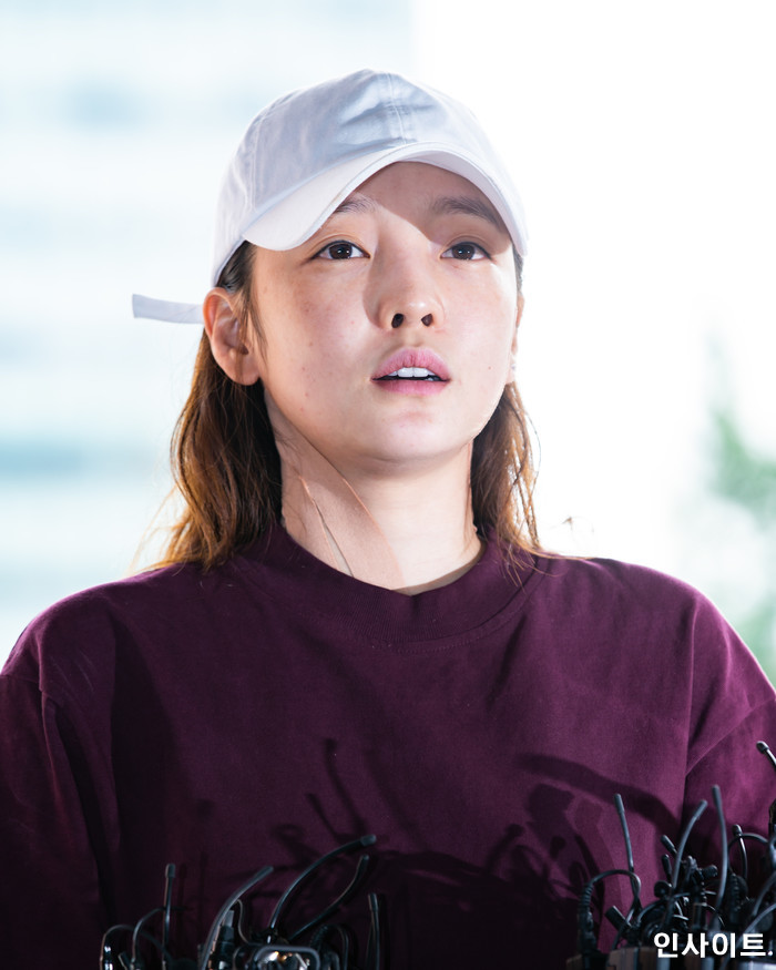 카라 출신 구하라가 헤어디자이너 남자친구 A씨와의 폭행사건으로 경찰 조사를 받기 위해 18일 오후 서울 강남경찰서에 출두 하고 있다. / 사진=고대현 기자 daehyun@