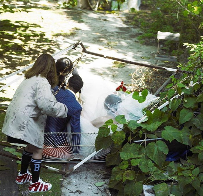 웨딩촬영 중 앉아있던 ‘그네’ 끊어져 ‘부상’ 입은 새신부 이수지