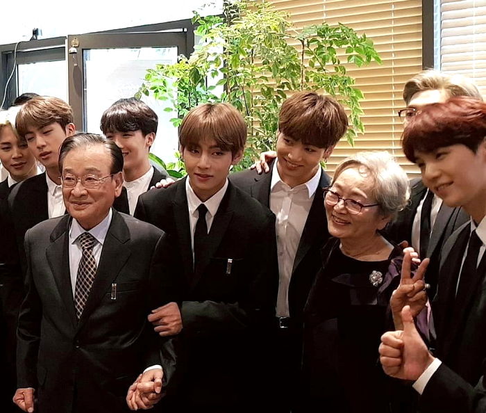 이순재 선생님 너무 좋아 ‘손깍지’ 꼭 끼고 ‘애교’ 부린 뷔