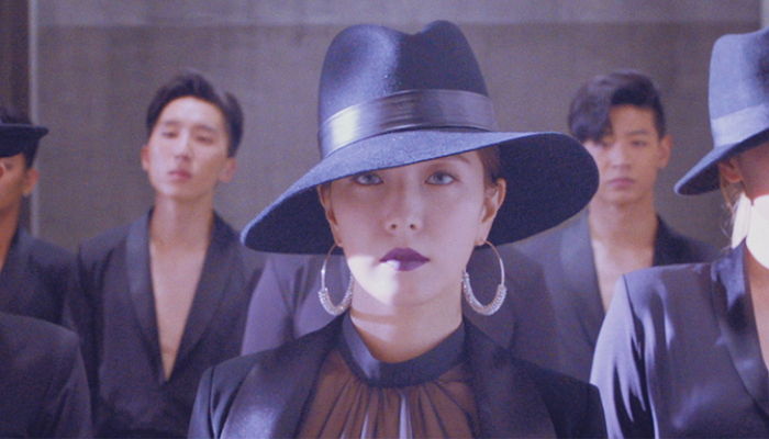 와이어 없이 100% 복근 힘으로 버티며 ‘거꾸로 걷기’ 안무 소화한 보아