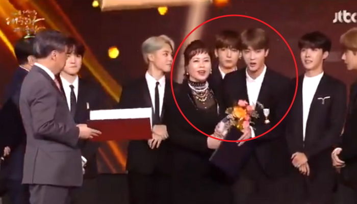 방탄 진 문화 훈장 받을 때 꽃다발 전달한 ‘가수협회장’의 반전 정체