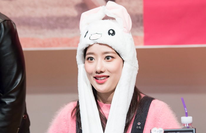 “똑땅해ㅠ”…팬이 다른 멤버 앞에만 있자 질투 폭발한 ‘에이틴 김하나’ 이나은