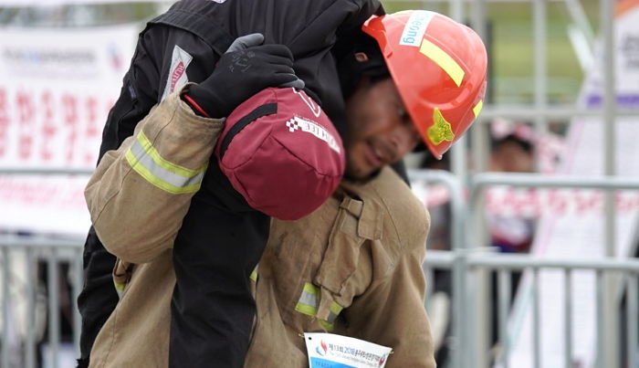 토사물에 뒤덮여 숨 못 쉬는 4살 아이 살리기 위해 직접 ‘입’으로 빨아낸 소방관