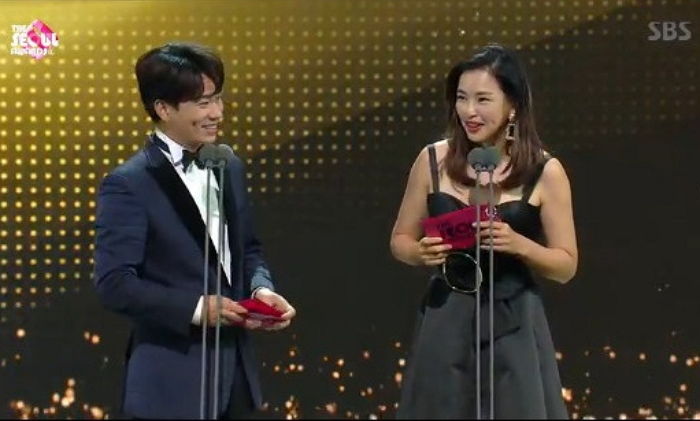 시상식 최초(?)로 지각해 정상훈 홀로 진행하게 한 ‘시상자’ 이하늬