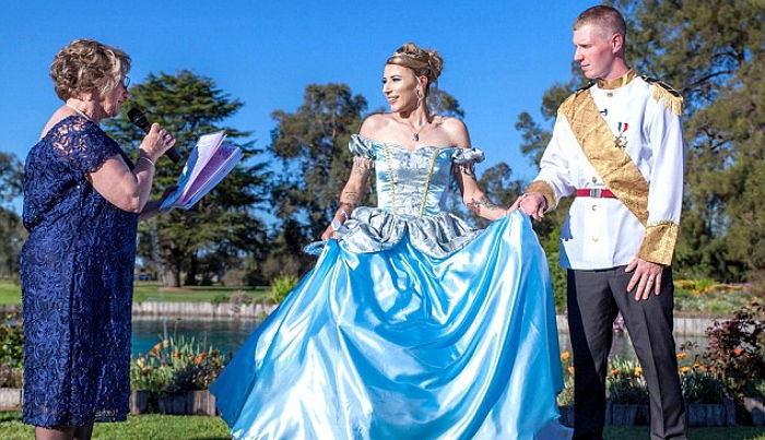 ‘동화’ 같은 결혼식 위해 60명 하객들 왕자·공주님으로 변신시킨 ‘디즈니 덕후’ 신부