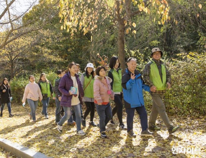 코오롱, 장애인과 걸으며 기부하는 ‘삼남길 트레킹’ 개최
