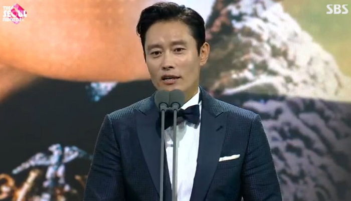 남우주연상 받고 아내 이민정에 감동 수상소감 남긴 ‘사랑꾼’ 이병헌