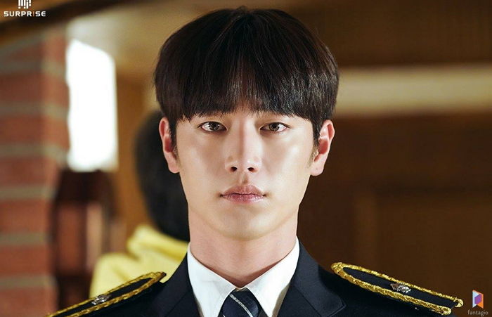 얼굴이 작아 어깨 더 넓어 보이는 ‘어깨 깡패’ 서강준