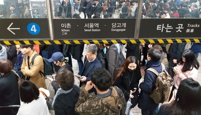 “월요일부터 대형지각했다” 지하철 4호선 고장에 멘붕 온 시민들 SNS 상황