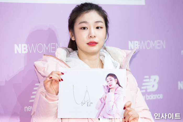 김연아가 26일 오후 서울 역삼동 뉴발란스 강남점에서 열린 ‘연아 다운’ 론칭 행사에 참석해 포즈를 취하고 있다. / 사진=고대현 기자 daehyun@