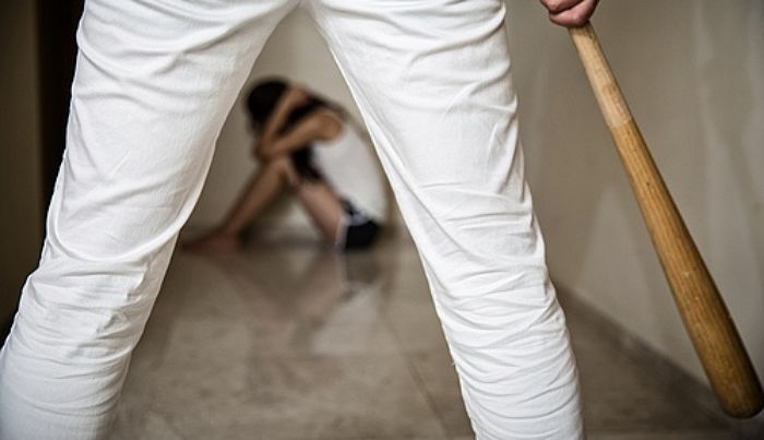 문 부수고 쳐들어와 “찢어 죽이겠다”는 남편 신고하자 경찰이 한 말