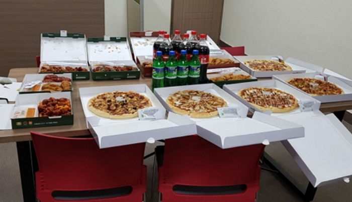 목숨걸고 뜨거운 불길 속 뛰어든 소방관들에게 ‘치킨·피자’ 선물한 시민