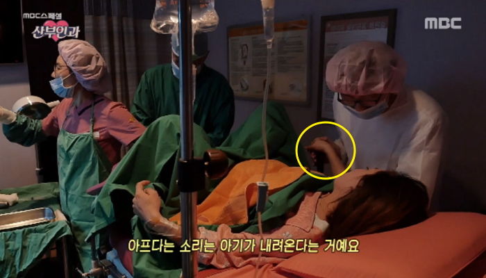 숨도 제대로 못 쉬고 출산하는 아내 곁 머물며 손 꼭 잡아주는 경찰 남편