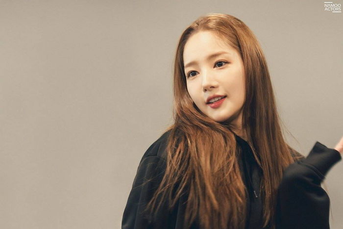 크롭탑 입고 완벽 ‘개미 허리+복근’ 드러내며 섹시함 뽐낸 박민영